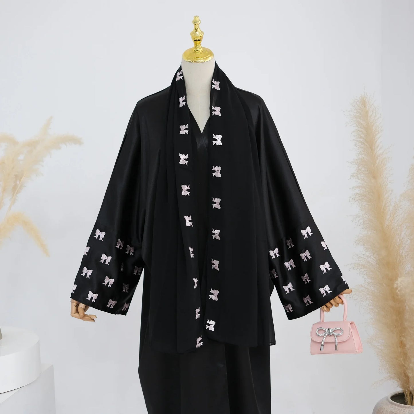 عباية مع حجاب مزين بتطريز